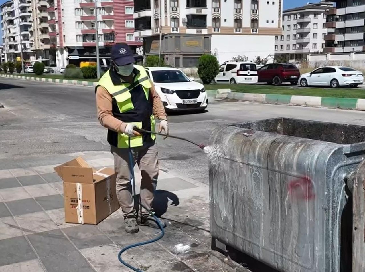 KİLİS’TE ÇÖP KONTEYNERLERİ YENİLENEREK YENİDEN HİZMETE KAZANDIRILIYOR