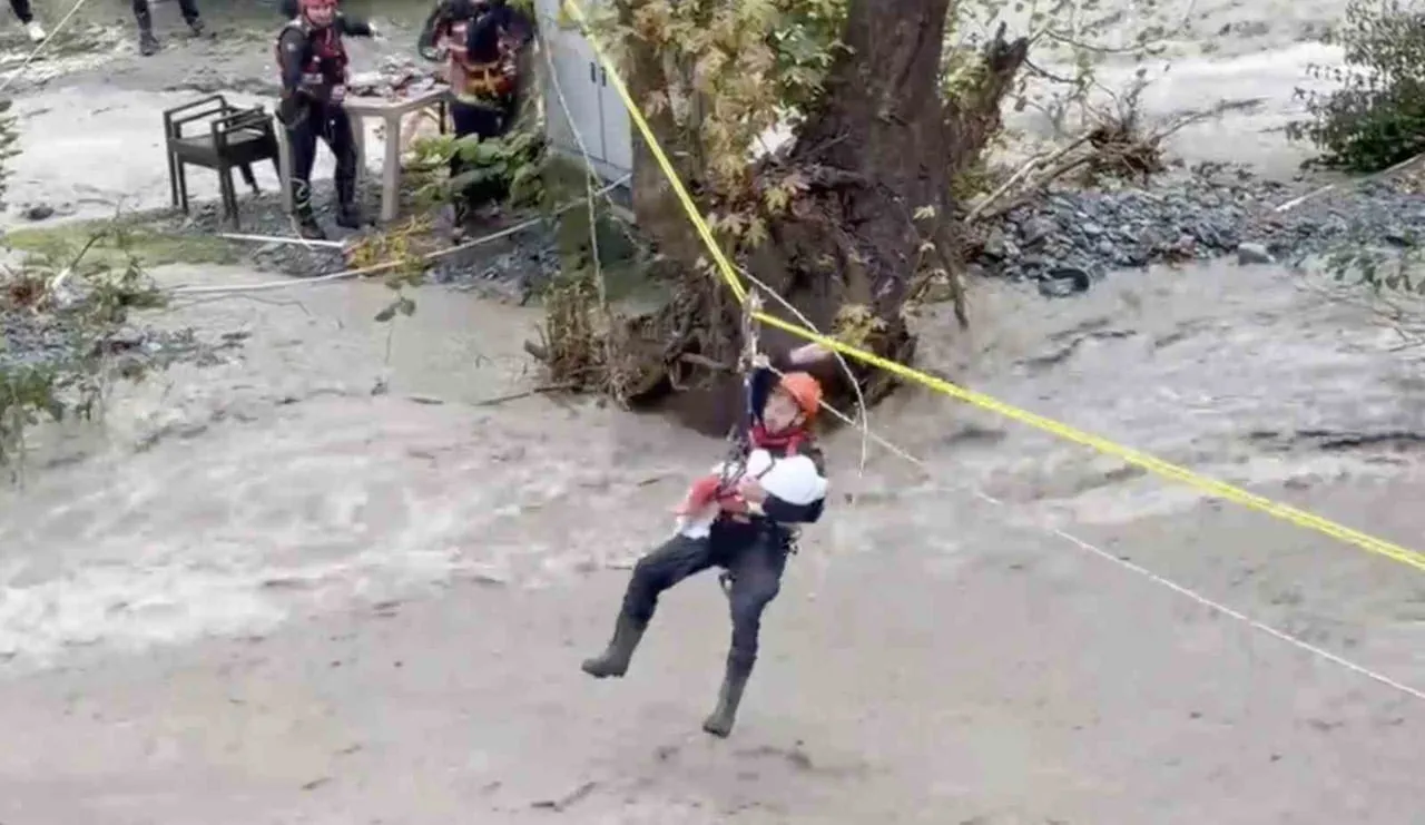 SAKARYA’DA SELDE MAHSUR KALAN VATANDAŞLARI KURTARMAK İÇİN SEFERBER OLAN JANDARMA EKİPLERİNİN...