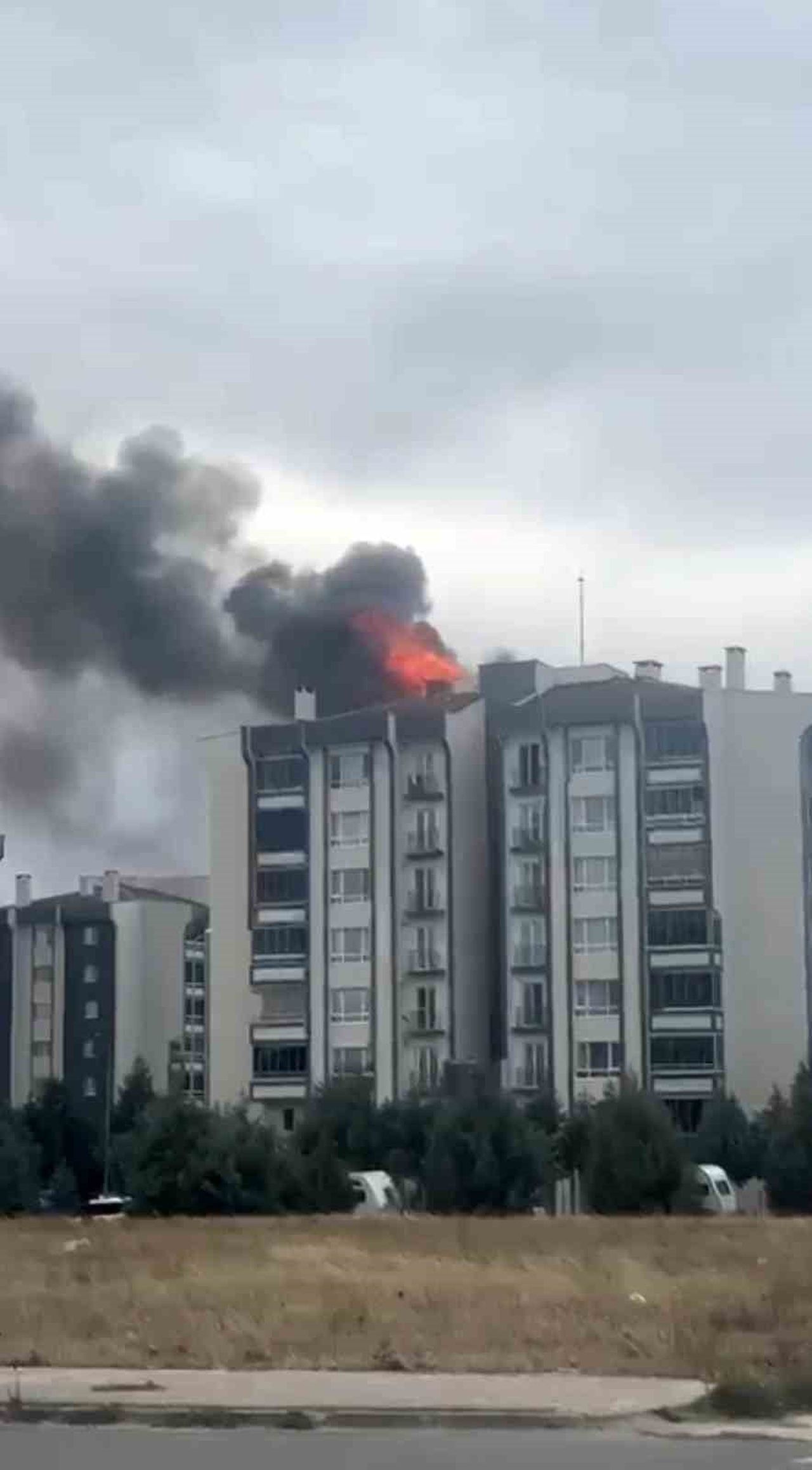 KIRKLARELİ’NİN LÜLEBURGAZ İLÇESİNDE BİR BİNANIN ÇATISINDA YANGIN ÇIKTI.