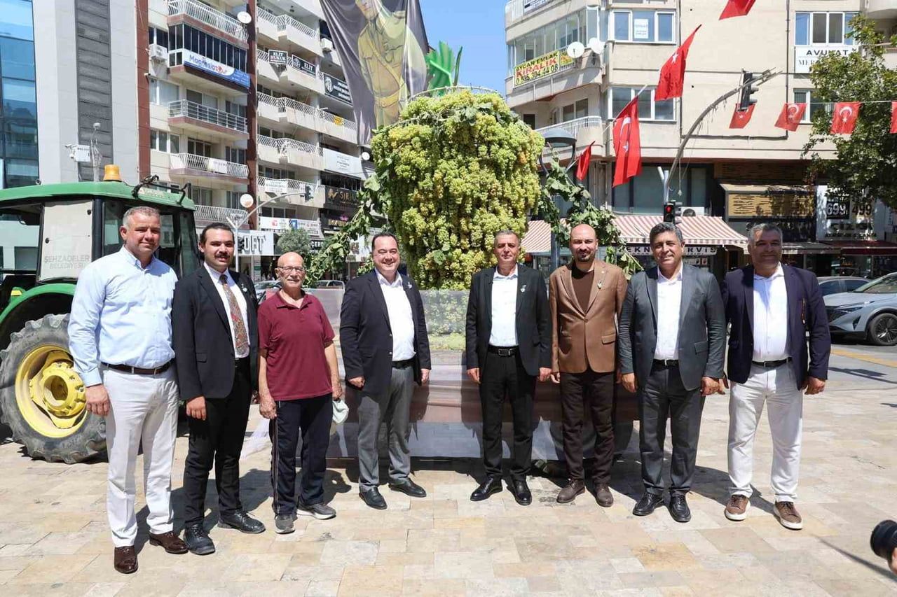 MANİSA’DA YILLAR SONRA YENİDEN DÜZENLENEN BAĞBOZUMU ŞENLİKLERİ, MANOLYA MEYDANI’NDAKİ RENKLİ...
