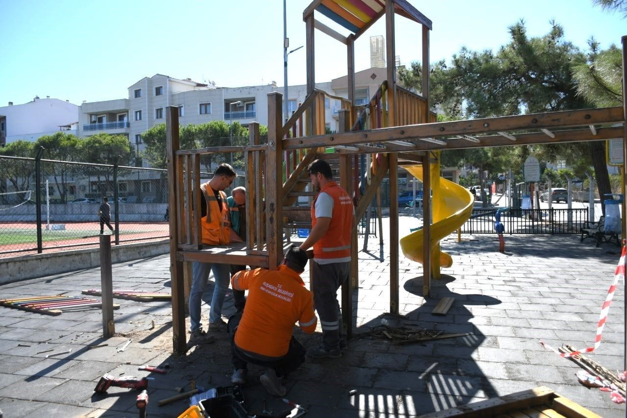 KUŞADASI’NDA ÇOCUKLARIN OYUN ALANLARI YENİLENİYOR