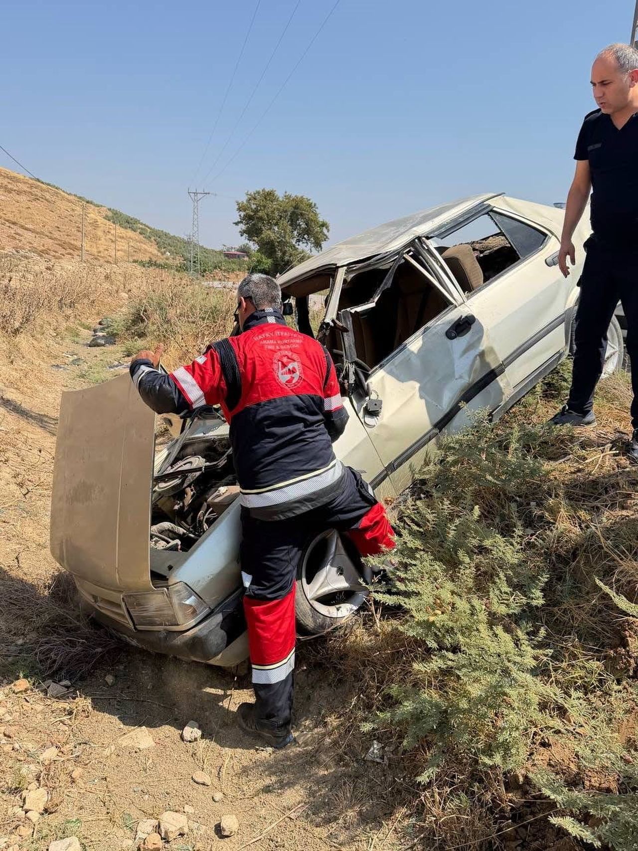 HATAY’DA KONTROLDEN ÇIKARAK YOL KENARINA UÇAN TOFAŞ MARKA OTOMOBİLDEKİ 3 KİŞİ YARALANDI.