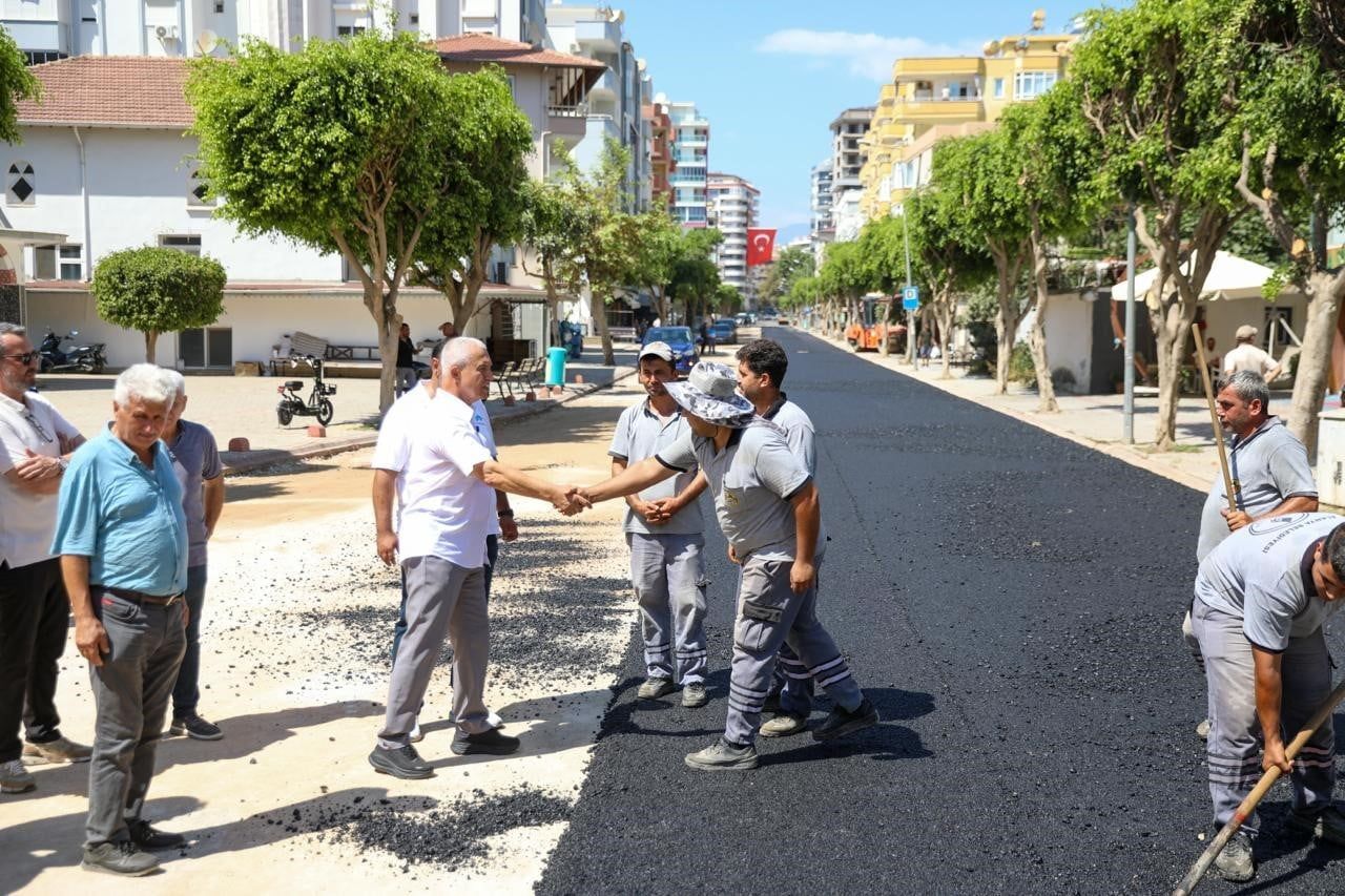 ALANYA’NIN MAHMUTLAR MAHALLESİ ATATÜRK CADDESİ’NDE YÜRÜTÜLEN SICAK ASFALT ÇALIŞMALARINDA SONA...