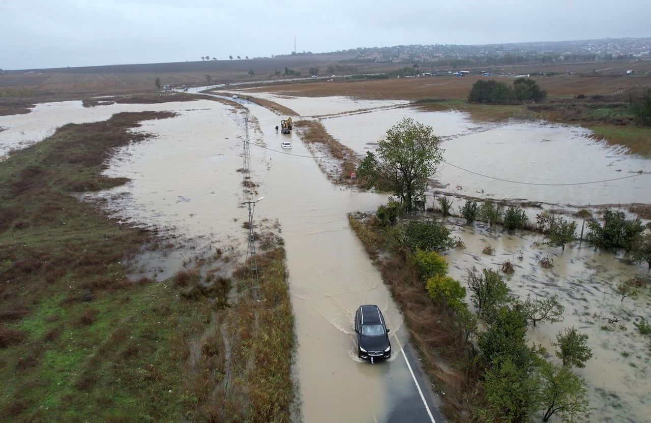 KARAAĞAÇ YOLU GÖLE DÖNDÜ, ARAÇLAR MAHSUR KALDI