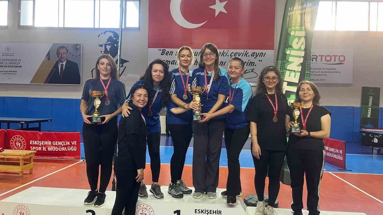 ESKİŞEHİR'DE KAMU SPOR OYUNLARI KAPSAMINDA DÜZENLENEN MASA TENİSİ MÜSABAKALARINDA DERECEYE GİREN...