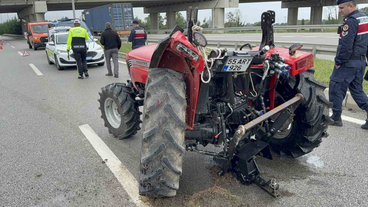 SAMSUN’UN ÇARŞAMBA İLÇESİNDE KAMYONETİN TRAKTÖRE ARKADAN ÇARPMASI SONUCU MEYDANA GELEN TRAFİK...