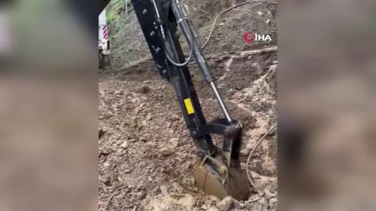 Feke'de düşen kayalar iş makinaları ile temizleniyor