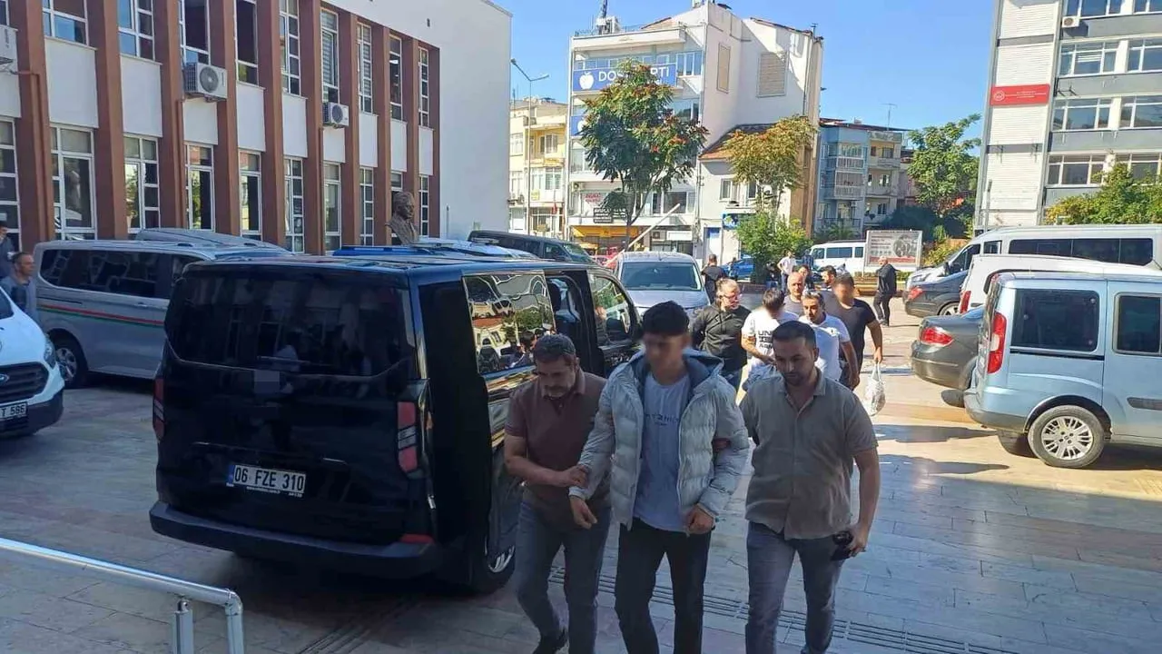 AYDIN’IN EFELER İLÇESİNDE LİSENİN ÇEVRESİNDE POMPALI TÜFEKLE DOLAŞTIKLARI İDDİA EDİLEN İKİ ŞÜPHELİ...