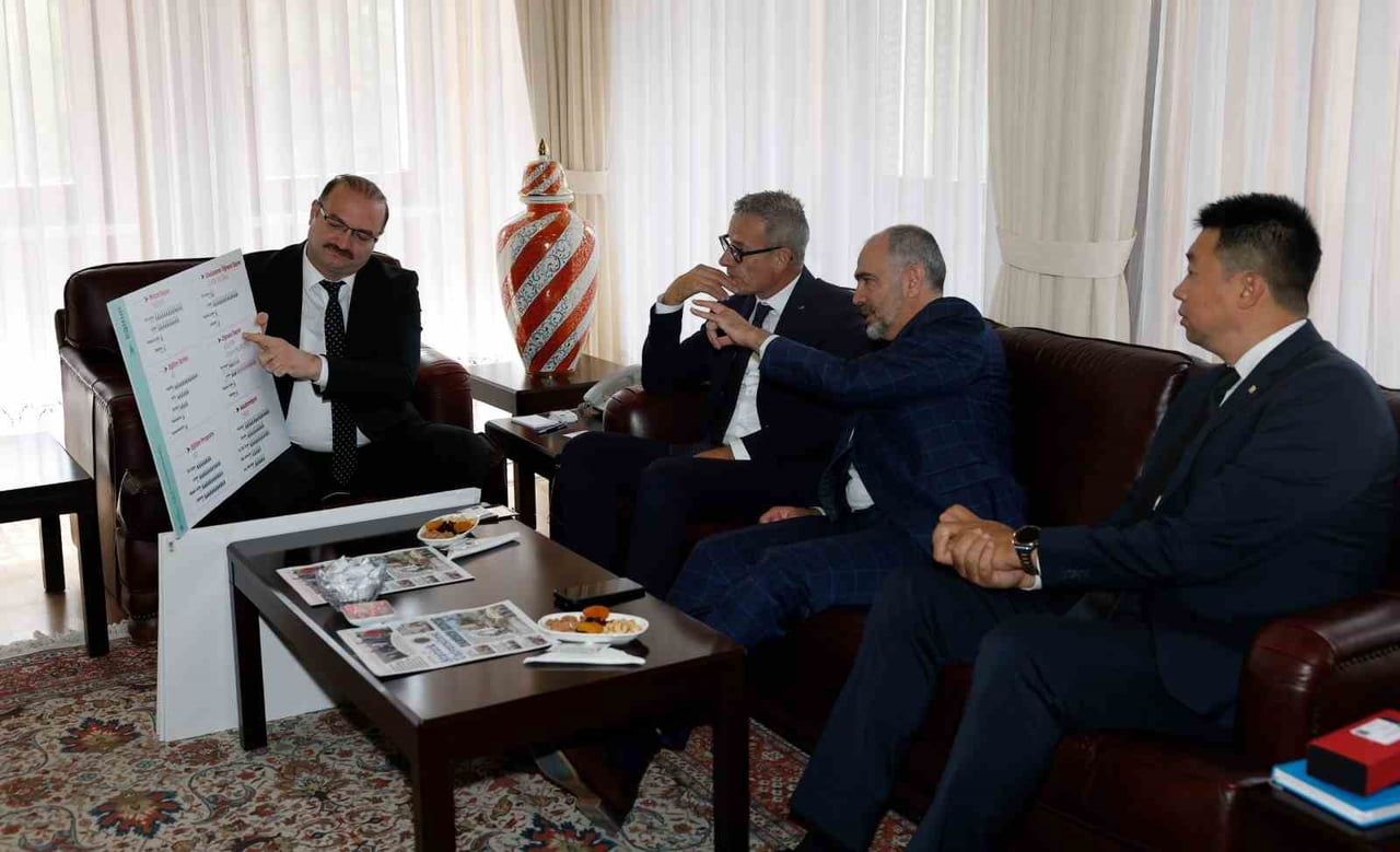 ULUSLARARASI ÜNİVERSİTE SPORLARI FEDERASYONU (FISU) CEO’SU MATTHİAS REMUND, FISU SPOR KOORDİNATÖRÜ...