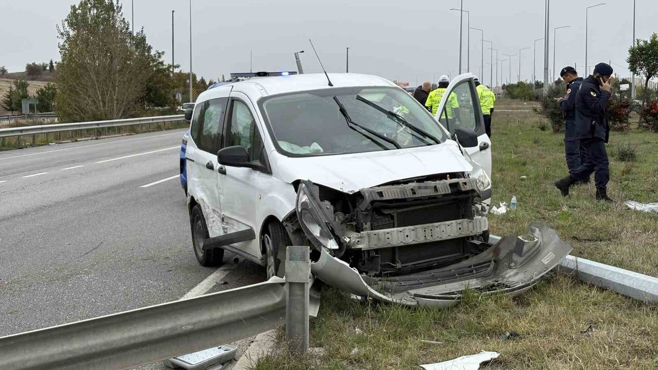 OTOMOBİLE ÇARPIŞAN HAFİF TİCARİ ARAÇTA MADDİ HASAR OLUŞTU