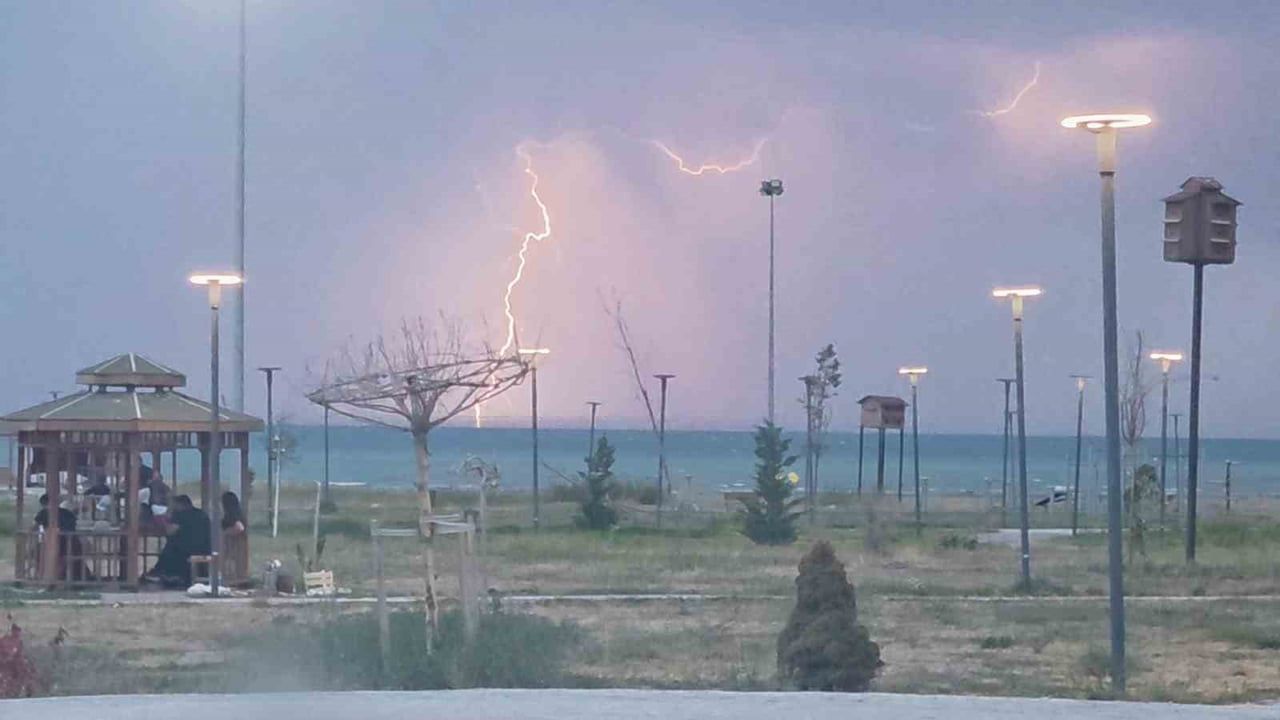 VAN’DA DÜN GECE ETKİLİ OLAN YAĞIŞLA BİRLİKTE ÇAKAN ŞİMŞEKLER, GÖKYÜZÜNÜ AYDINLATIRKEN ORTAYA...