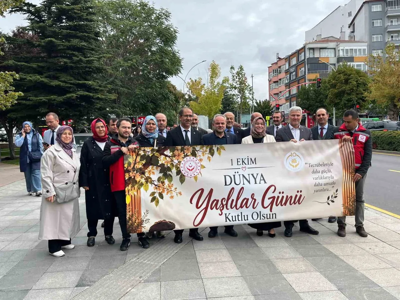 ÇORUMDA VATANDAŞLAR İLE PROTOKOL ÜYELERİ YAŞLILAR GÜNÜNÜ KORTEJLE GERÇEKLEŞTİRDİ
