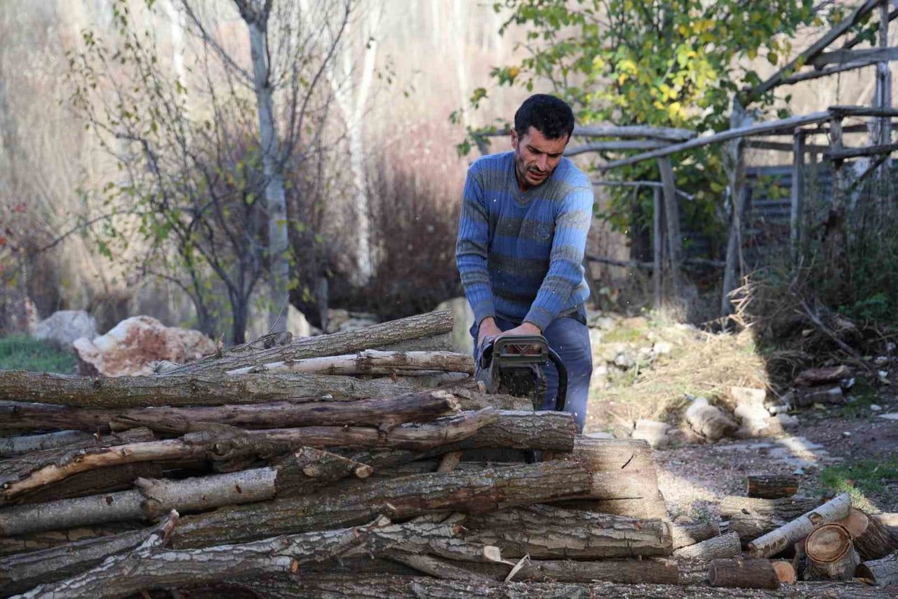 ERZİNCAN'DA HAVALARIN SOĞUMASIYLA BİRLİKTE KIŞLIK YAKACAK İHTİYAÇLARINI GİDERMEYE ÇALIŞAN...