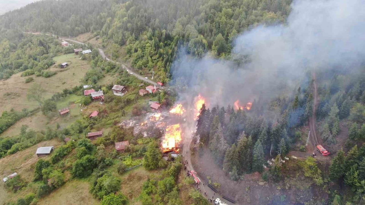 KASTAMONU'NUN İNEBOLU İLÇESİNDE ÇIKAN VE EVLERE SIÇRAYAN YANGINA EKİPLERİN MÜDAHALESİ DEVAM...