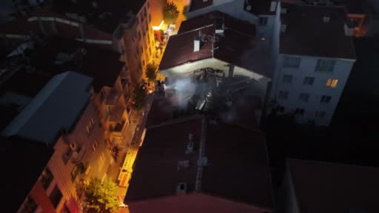 Eskişehir'de bir binanın çatısında yangın çıktı: Dumandan etkilenenler var