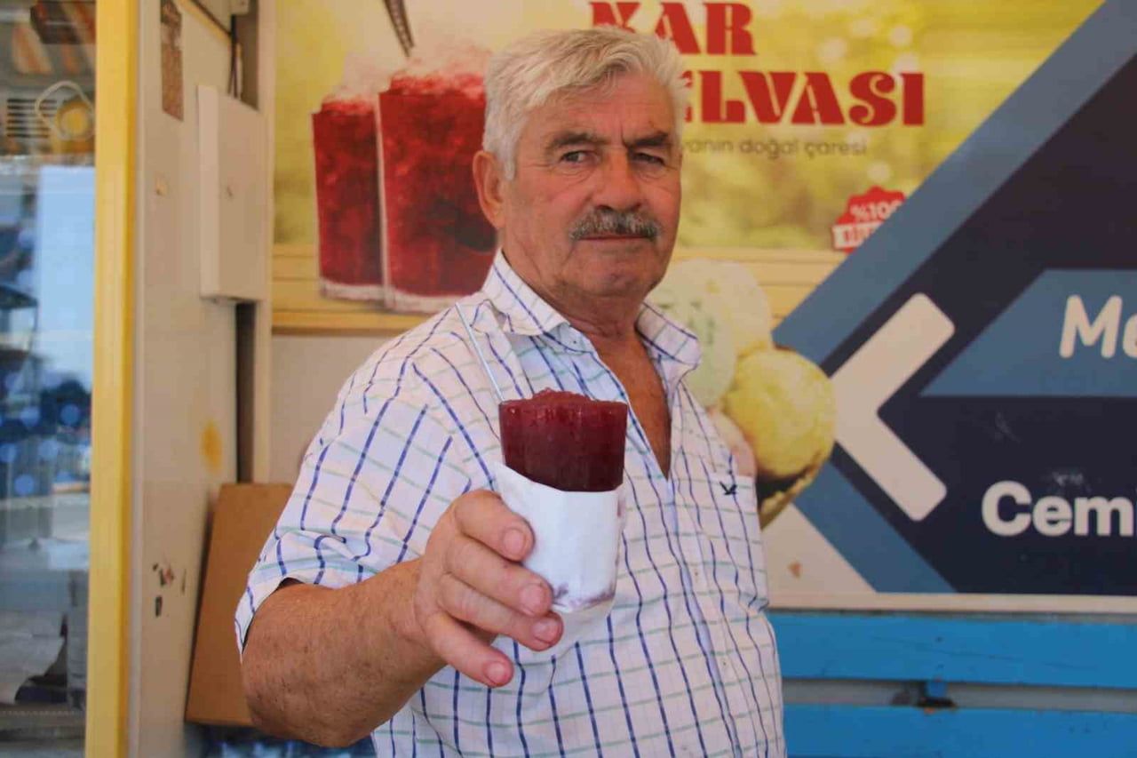 HEMEN HER KÖŞE BAŞINDA BULMANIN MÜMKÜN OLDUĞU KAR HELVACILARI ÇARŞILARI RENKLENDİRİRKEN, YILLARDIR...