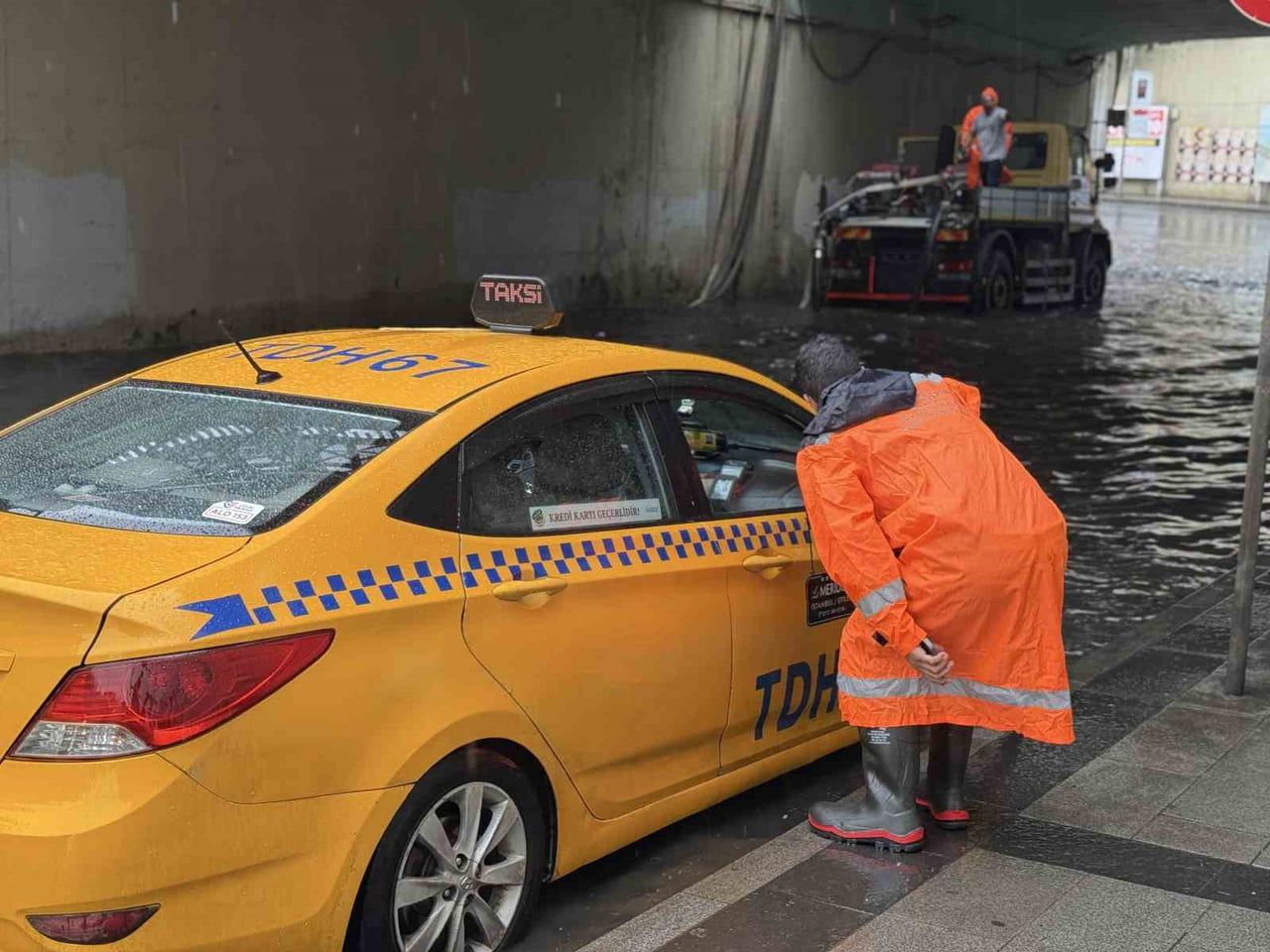 ZİNCİRLİKUYU ALT GEÇİDİNİ SAĞANAK SONRASI SU BASTI, BELEDİYE EKİPLERİ TAHLİYE ÇALIŞMASI...