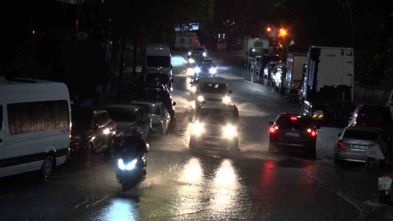 İSTANBUL’DA METEOROLOJİ GENEL MÜDÜRLÜĞÜNÜN UYARILARININ ARDINDAN AKŞAM SAATLERİNDEN İTİBAREN...