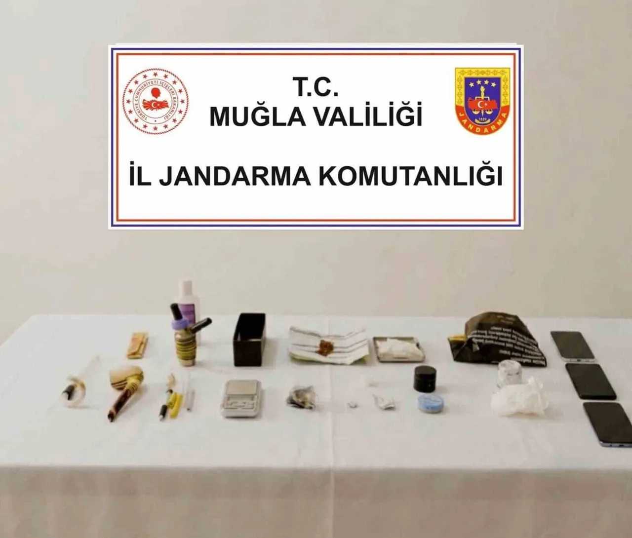MUĞLA’NIN BODRUM İLÇESİNDE JANDARMA EKİPLERİNCE DÜZENLENEN UYUŞTURUCU OPERASYONUNDA GÖZALTINA...