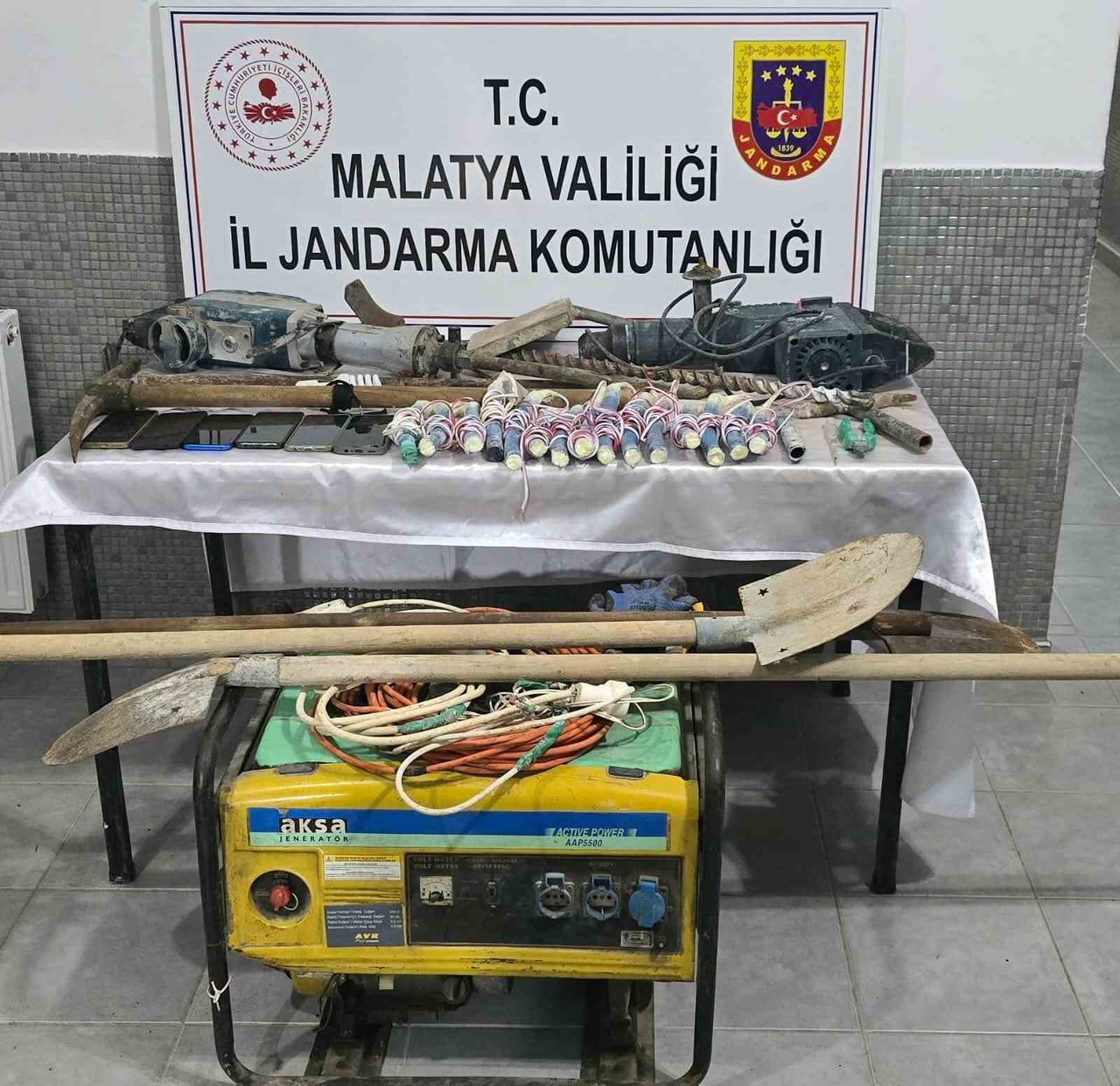 MALATYA’DA KAÇAK KAZI YAPAN 6 ŞÜPHELİ SUÇÜSTÜ YAKALANDI
