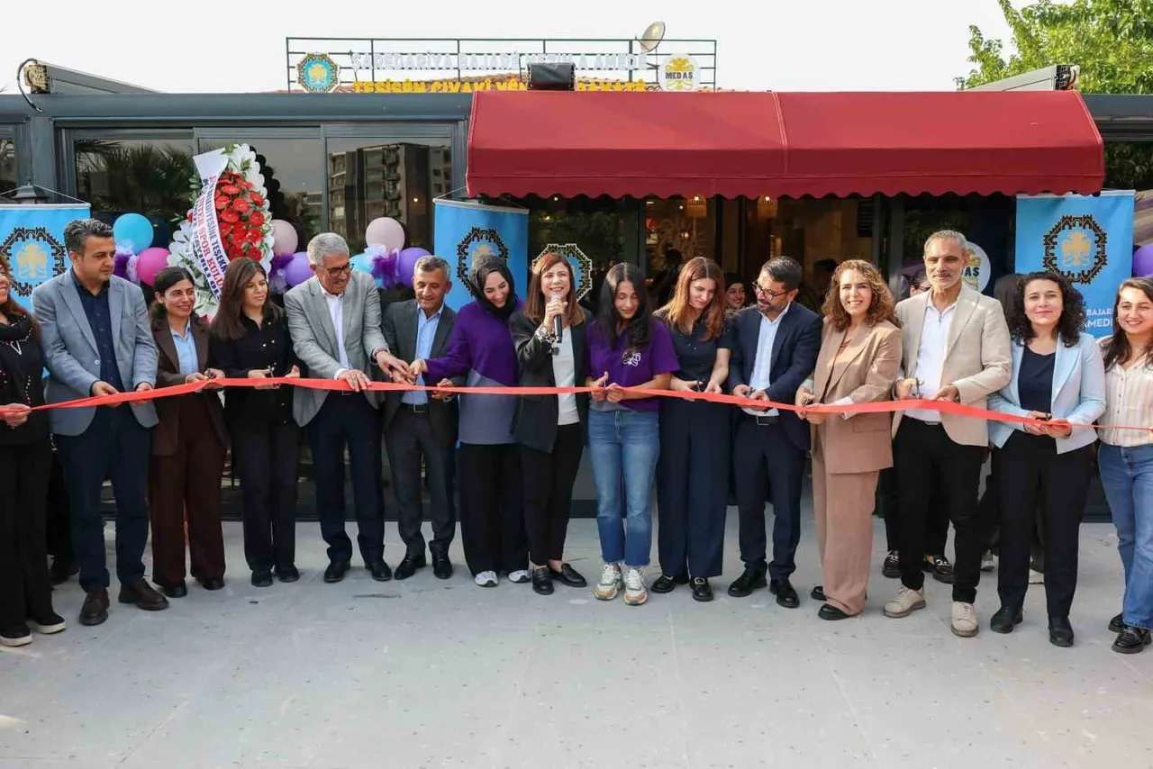 KONUŞMALARIN ARDINDAN AÇILIŞA KATILANLAR VE VATANDAŞLAR BİRLİKTE KURDELE KESEREK HAMRAVAT SOSYAL...