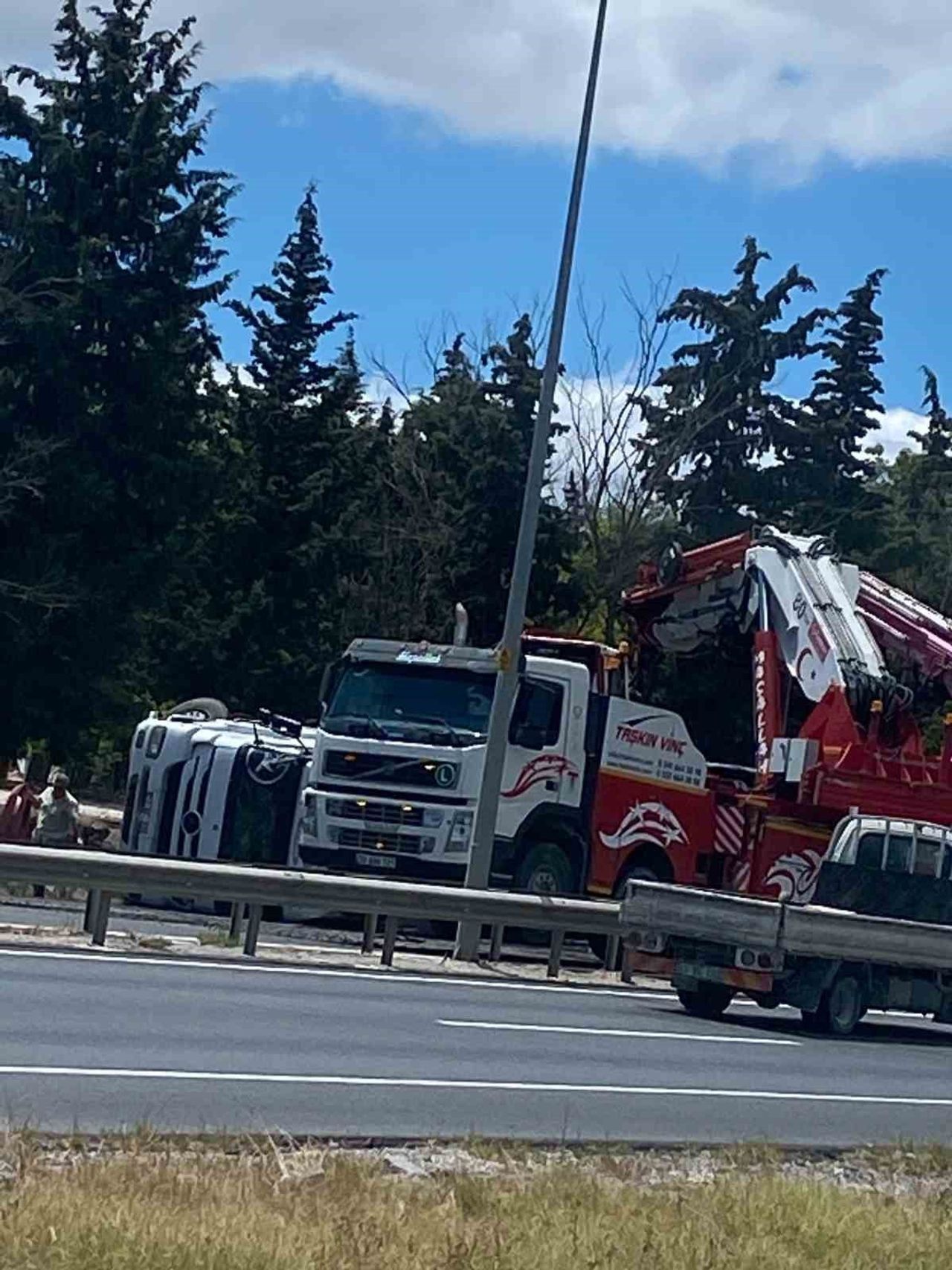 KIRKLARELİ’NİN LÜLEBURGAZ İLÇESİNDE KONTROLDEN ÇIKAN TIRIN BARİYERLERE ÇARPARAK DEVRİLMESİ SONUCU...