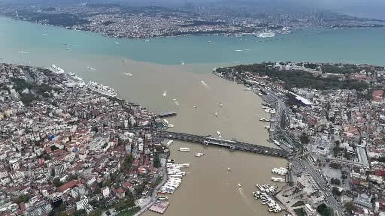 Çamura bulunan Haliç Boğaz'a böyle aktı