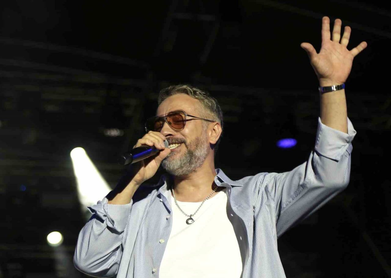 RESUL DİNDAR KONSERDE SAHNE ALDI.