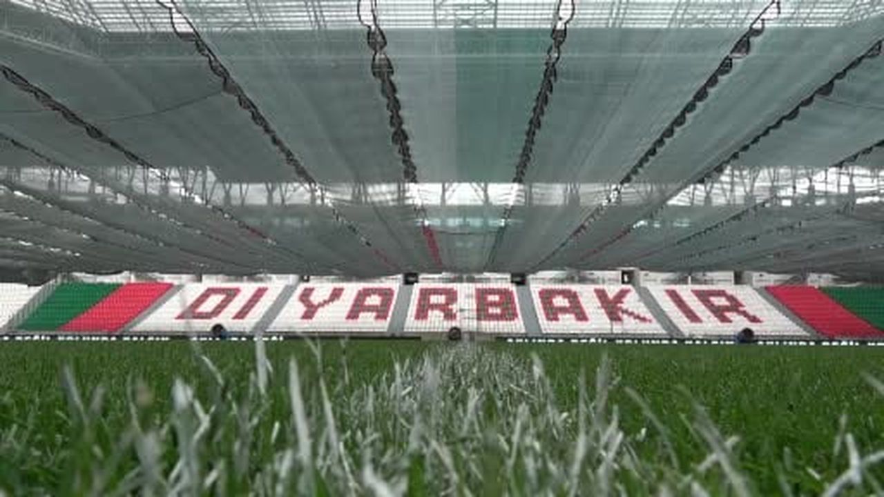 Diyarbakır Valisi Murat Zorluoğlu, 33 bin seyirci kapasiteli Diyarbakır Stadyumu’nda devam eden...