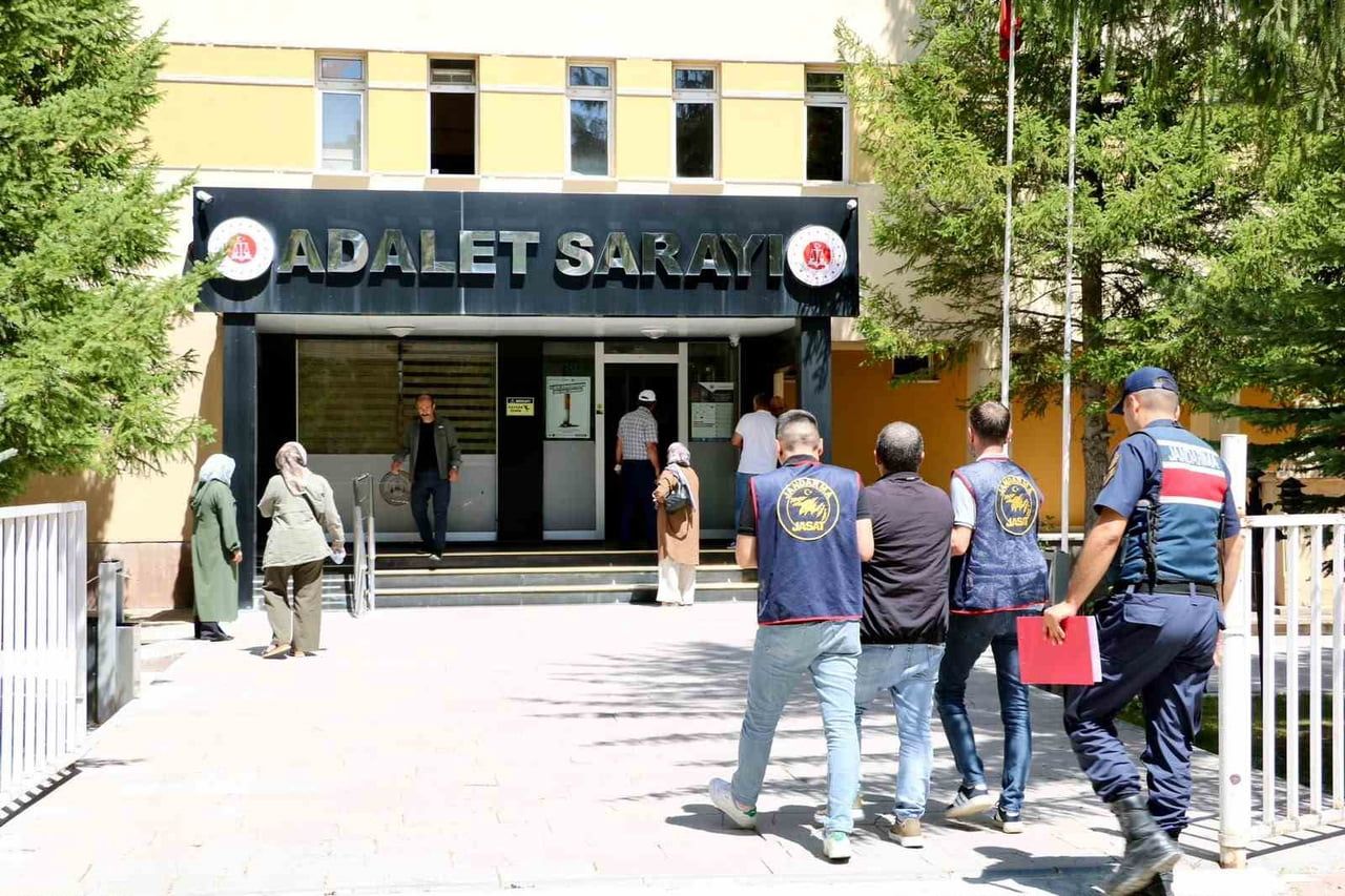 BAYBURT'TA 15 YIL 4 AY HAPİS CEZASI BULUNAN HÜKÜMLÜ YAKALANDI