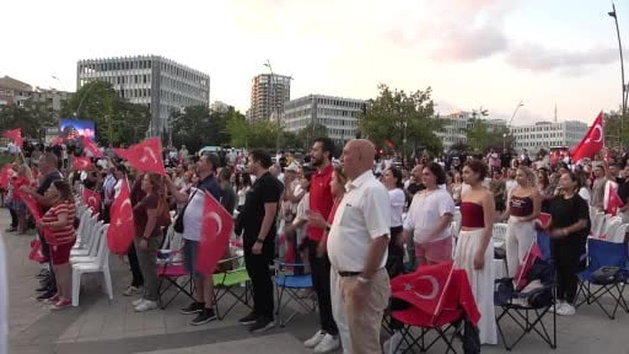 A Milli Kadın Voleybol Takımı’nın final heyecanı, Kartal’da düzenlenen etkinlikle vatandaşlarla...
