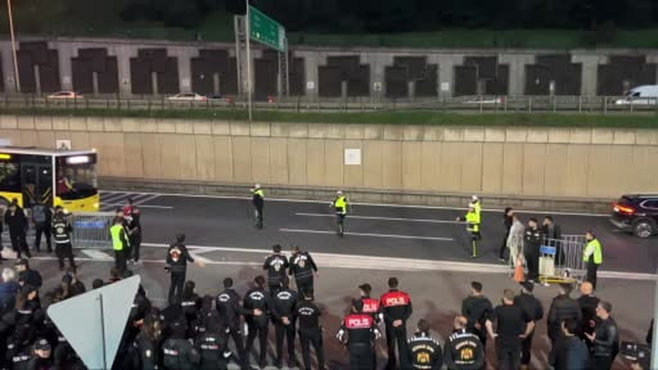 Fenerbahçe taraftarları, yaklaşık 2400 kişiyle Galatasaray derbisi için RAMS Park’a geldi.