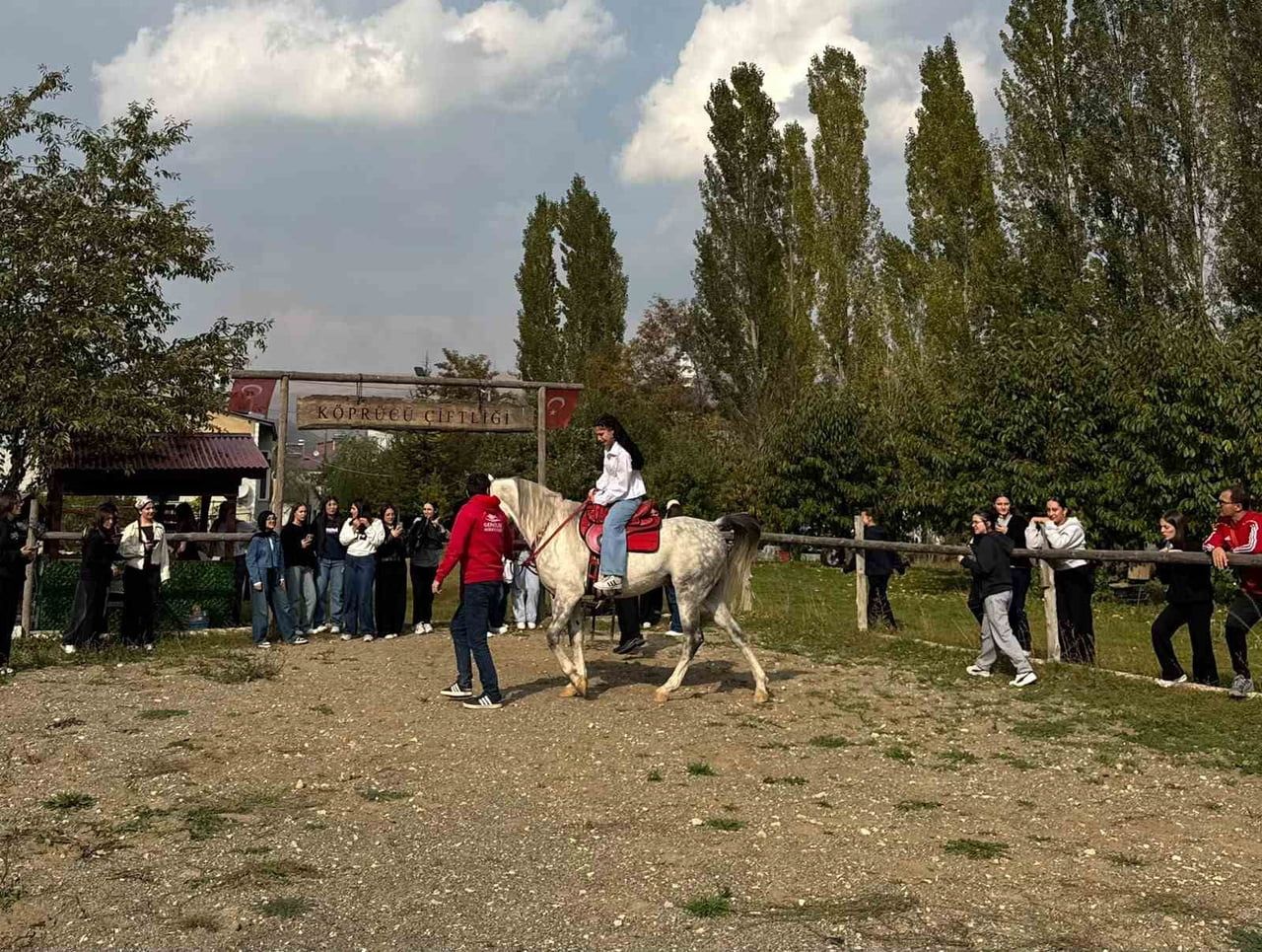 BAYBURT’TA ÖĞRENCİLER ÇİFTLİKTE BAĞIMLILIĞA KARŞI BİLİNÇLENDİRİLDİ