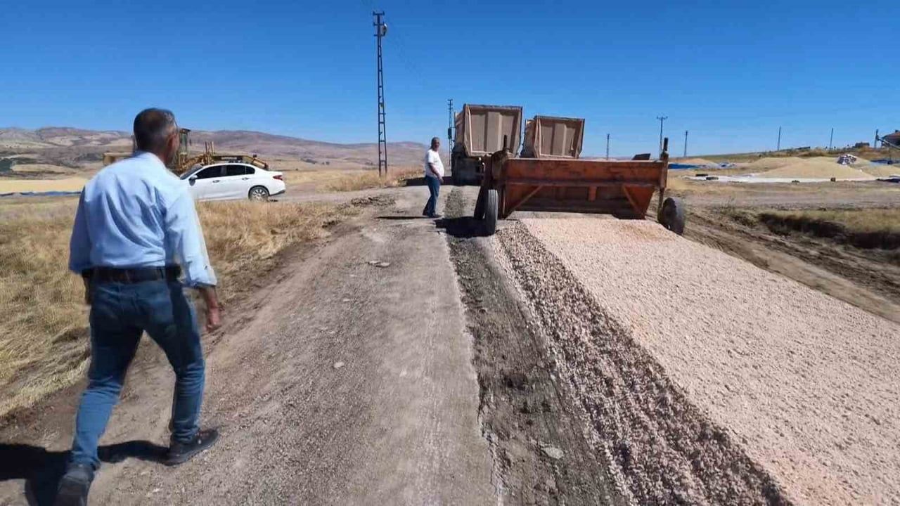 ŞARKIŞLA’YA BAĞLI HARUN KÖYÜ’NDE YAKLAŞIK 3 METRE GENİŞLİĞİNDEKİ YOLUN 7 METREYE ÇIKARILMASI İÇİN...