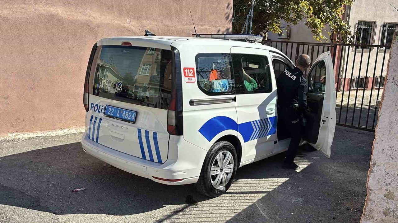 EDİRNE'DE BİR ORTAOKULDA EĞİTİM GÖREN 8. SINIF ÖĞRENCİSİNİN ÇANTASINDA KURUSIKI TABANCA BULUNDU....