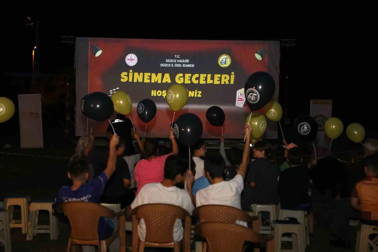 DÜZCE MERKEZ HASANLAR KÖYÜ, YAZ AKŞAMLARININ NOSTALJİK ATMOSFERİNİ YAŞATAN AÇIK HAVA SİNEMA...