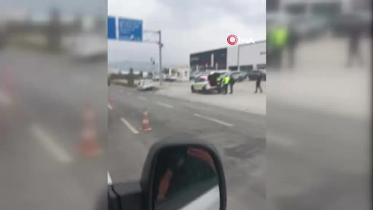Balıkesir'de otomobil ile çarpışan motosikletli hayatını kaybetti... Feci kaza kamerada