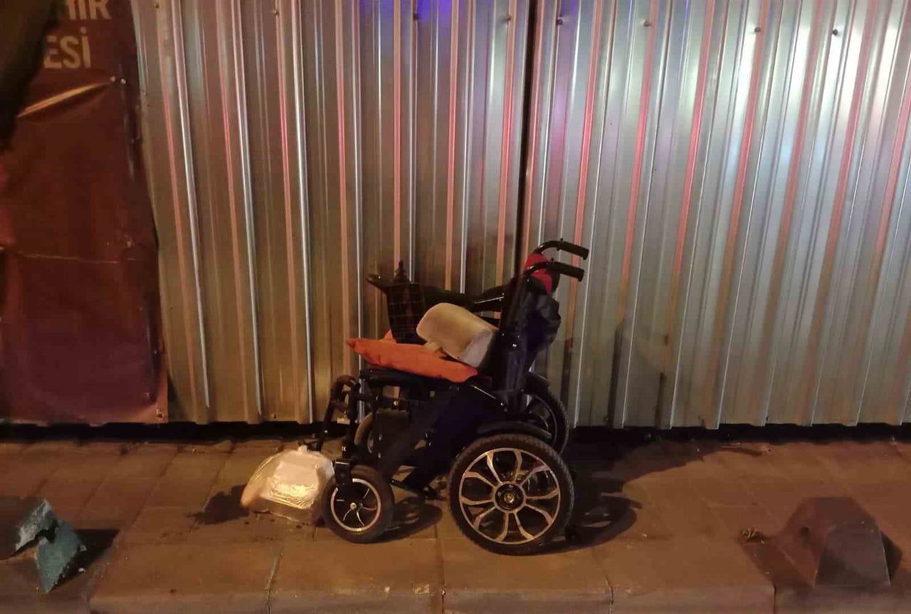 BALIKESİR'DE TEKERLEKLİ SANDALYESİ İLE KARŞIDAN KARŞIYA GEÇMEYE ÇALIŞAN ENGELLİ VATANDAŞA ARABA...