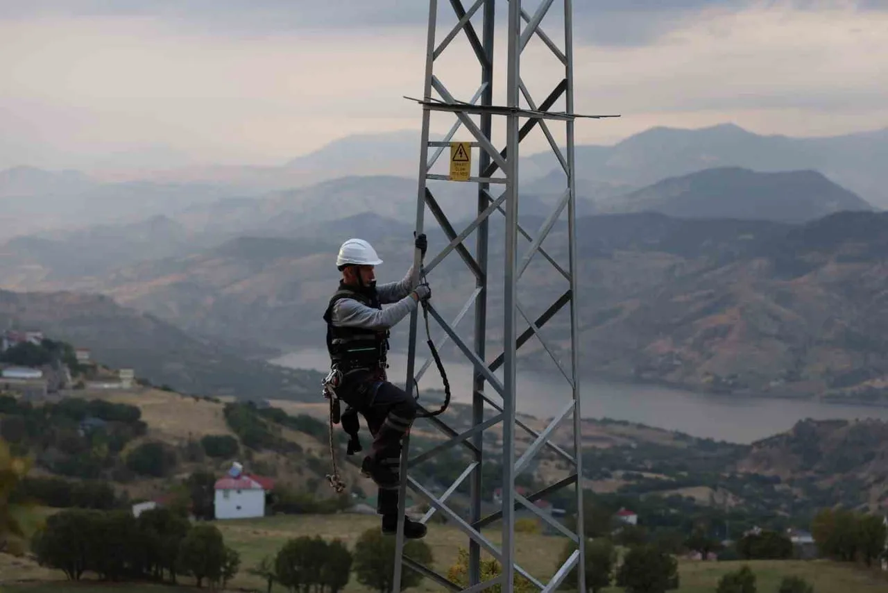 FIRAT EDAŞ, ELAZIĞ’DA ELEKTRİK DAĞITIM ALTYAPISINI GÜÇLENDİRMEK İÇİN SON BEŞ YILLIK DÖNEMDE BAKIM...