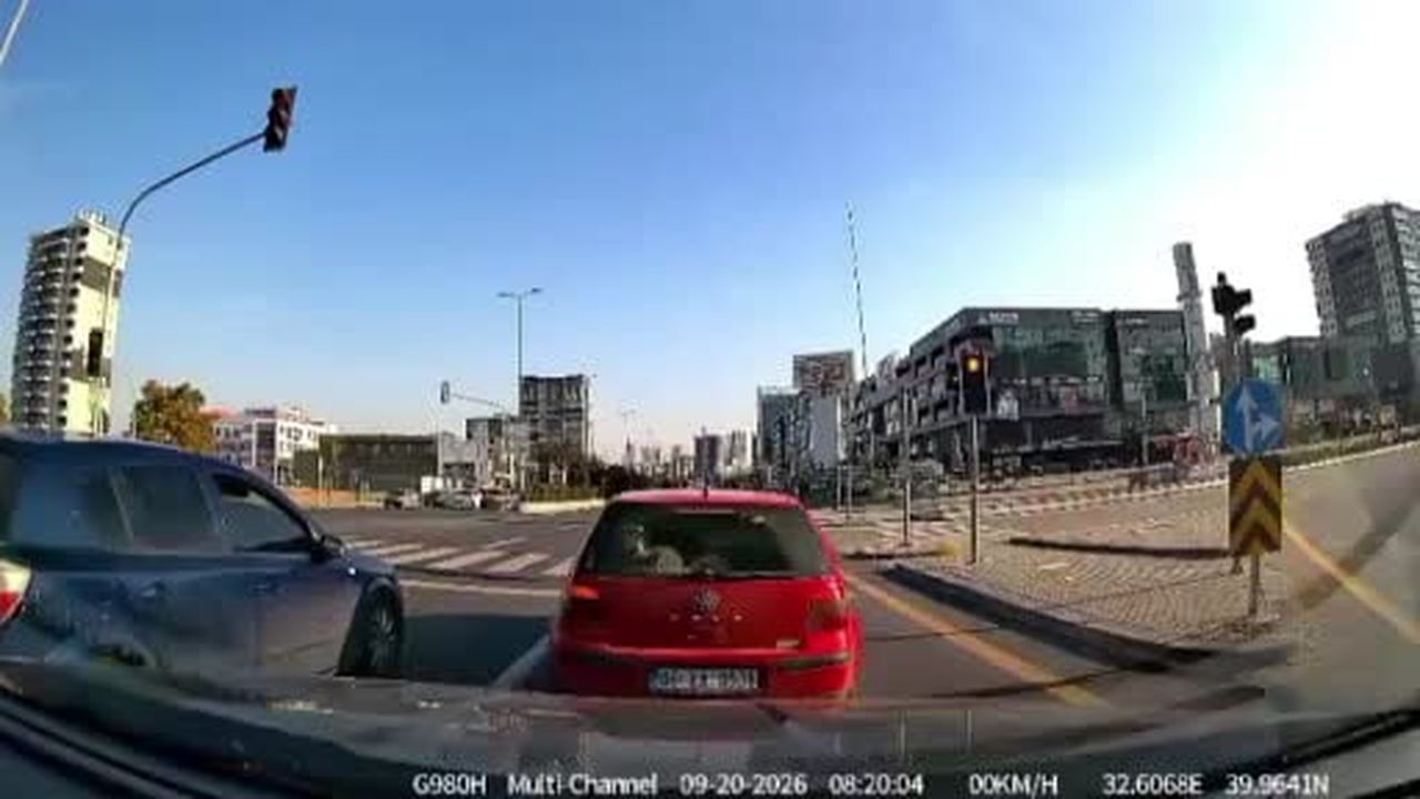 Yolun karşısına geçmeye çalışan genç kıza kurye çarptı: O anlar kamerada