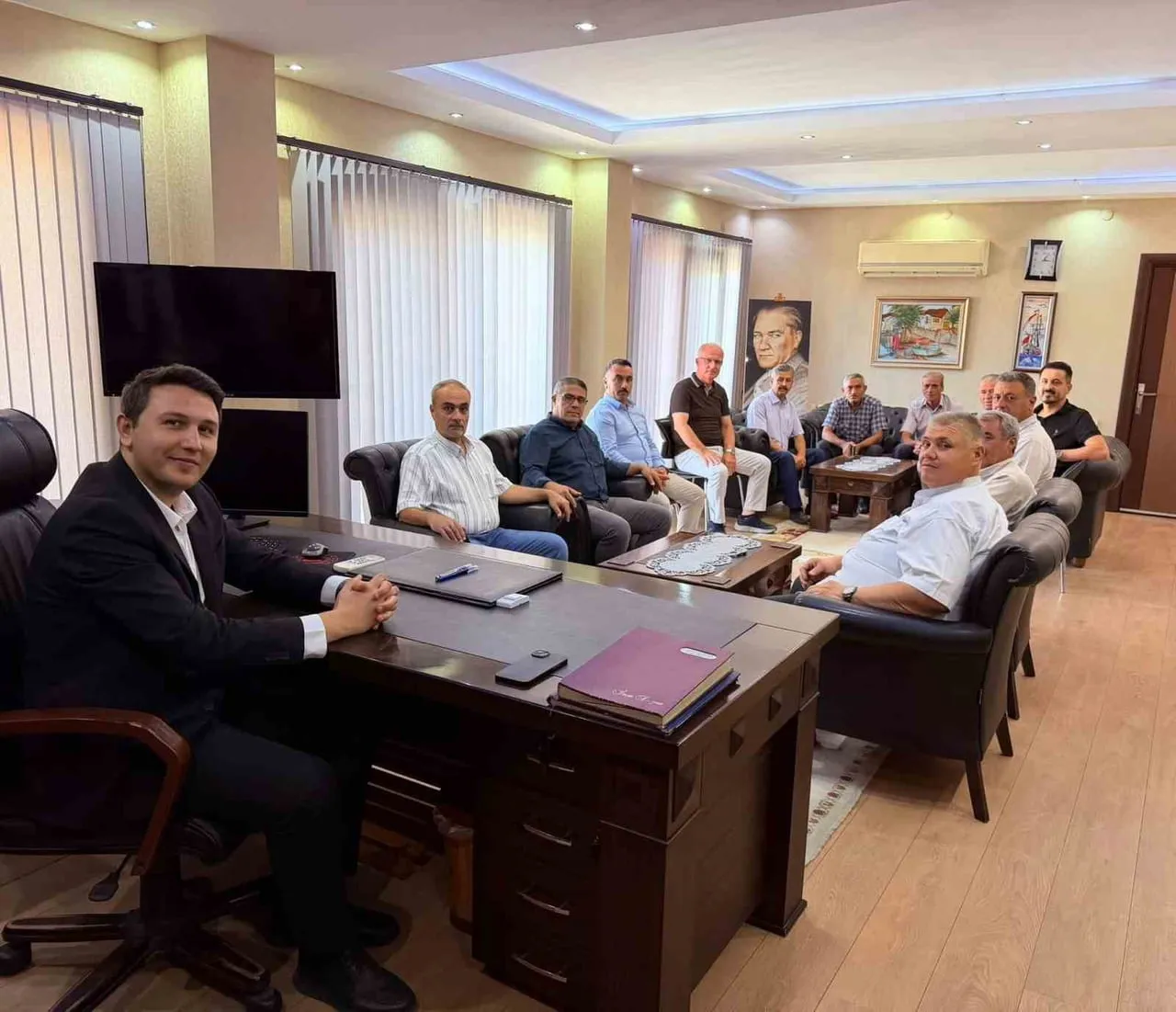 BUHARKENT İLÇESİNDE MAHALLE MUHTARLARI, YENİ GÖREVİNE BAŞLAYAN KAYMAKAM MEHMET HALİT HAYDAROĞLU’NU...