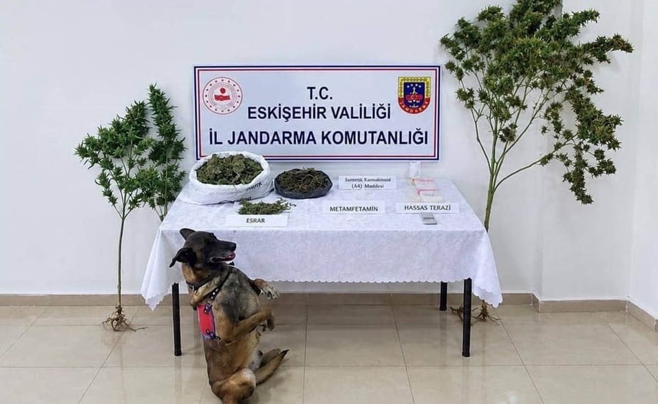 ESKİŞEHİR'DE JANDARMA EKİPLERİNCE BİR ADRESE DÜZENLENEN UYUŞTURUCU OPERASYONUNDA, 1 BUÇUK KİLO...