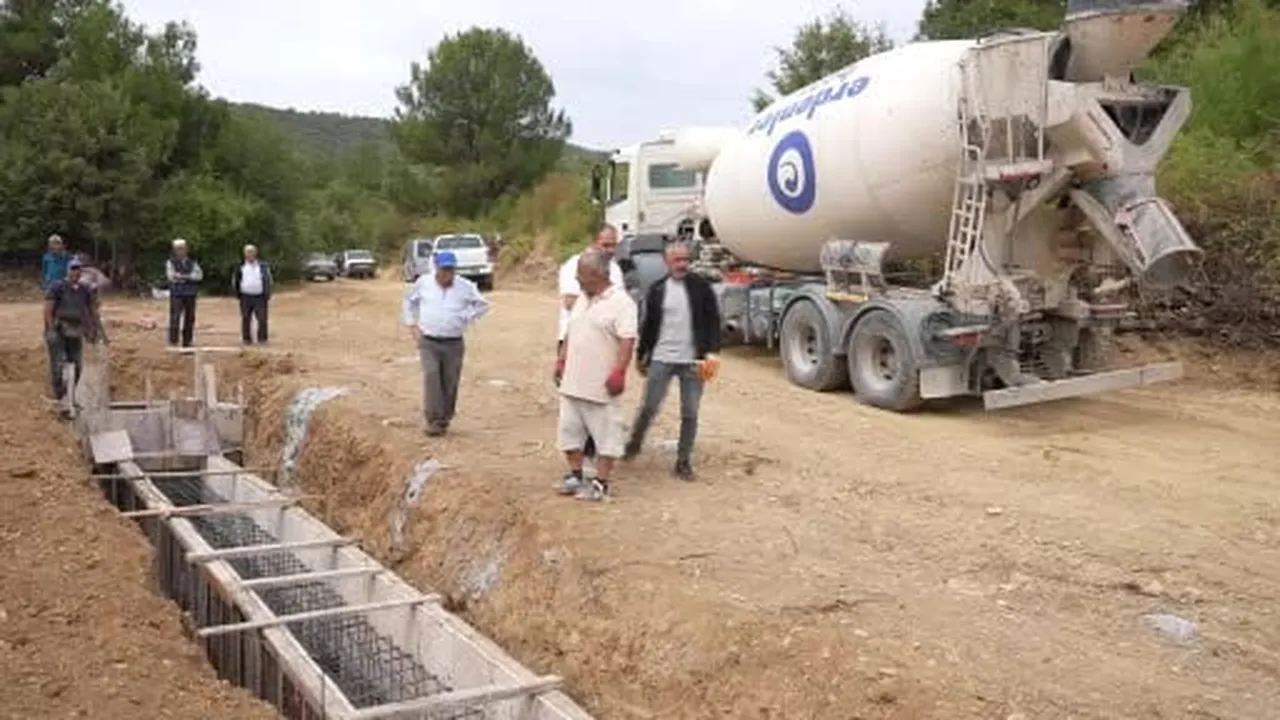 Gördes'te 28 bin metreküplük gölet için ilk kazma vuruldu