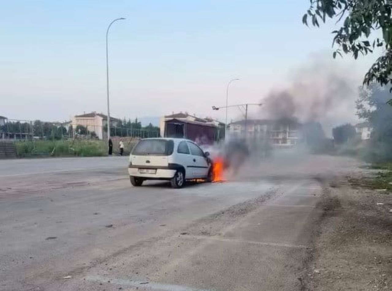 DÜZCE'NİN KOÇYAZI MAHALLESİ ÇARŞAMBA PAZARI MEVKİSİNDE BİR OTOMOBİLİN MOTOR BÖLÜMÜNDE ÇIKAN...