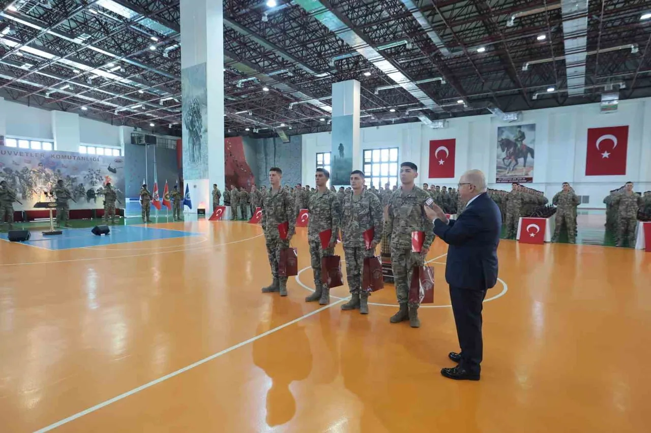 MİLLİ SAVUNMA BAKANI YAŞAR GÜLER, “ÖZEL KUVVETLER MENSUBU SADECE İYİ OLMAKLA DEĞİL, HER ZAMAN EN...