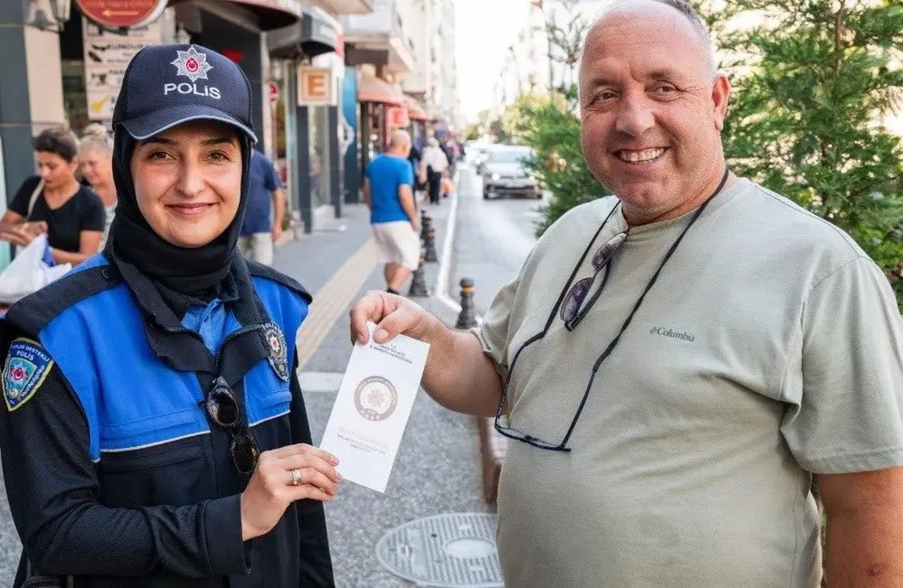 SİNOP'TA POLİS EKİPLERİ, SAKARYA CADDESİ ÜZERİNDE ESNAF VE VATANDAŞLARA YÖNELİK BİLGİLENDİRME...