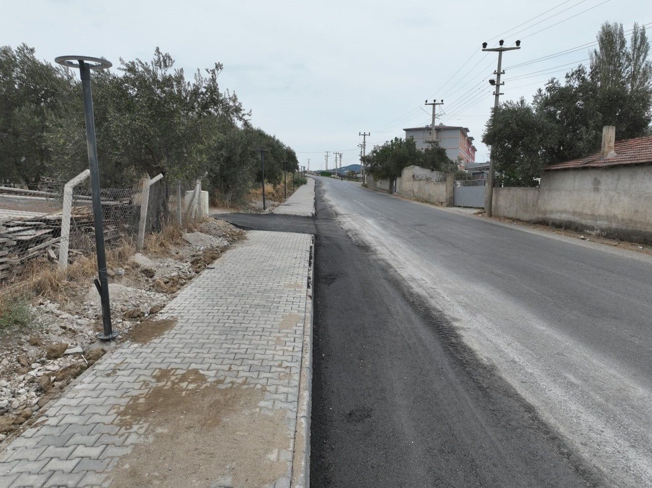 EDREMİT BELEDİYESİ, TUZCUMURAT MAHALLESİ HAMDİBEY CADDESİ ÜZERİNDE GERÇEKLEŞTİRDİĞİ YOL...