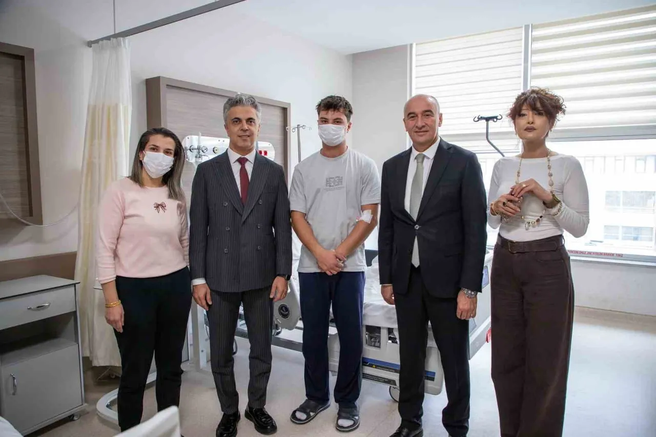EBYÜ REKTÖRÜ KUYRUKLUYILDIZ'DAN TEDAVİ GÖREN ÖĞRENCİLERE ZİYARET