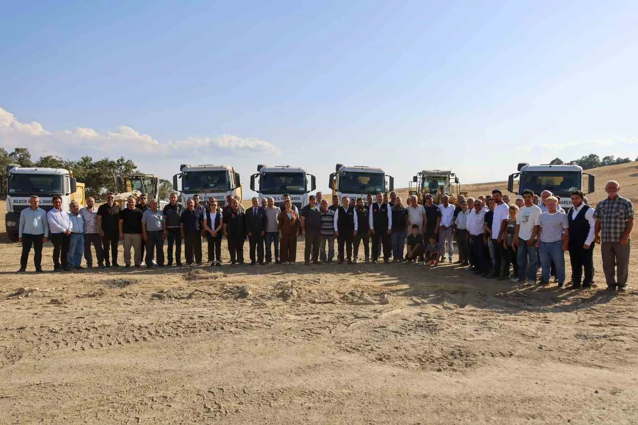 BİLECİK'TE 8 KİLOMETRELİK KÖY YOLU SICAK ASFALTA HAZIRLANIYOR