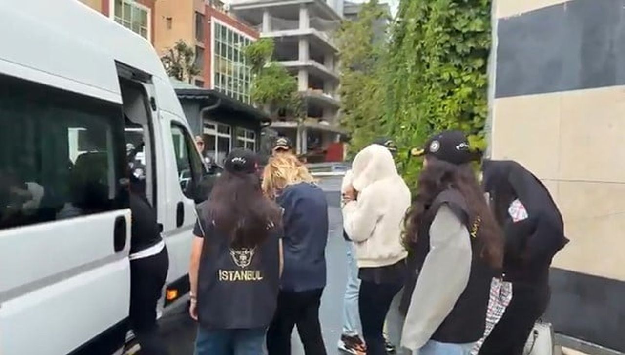İSTANBUL'DA DÜZENLENEN FUHUŞ OPERASYONUNDA GÖZALTINA ALINAN 15 KİŞİ ADLİYEYE SEVK EDİLDİ